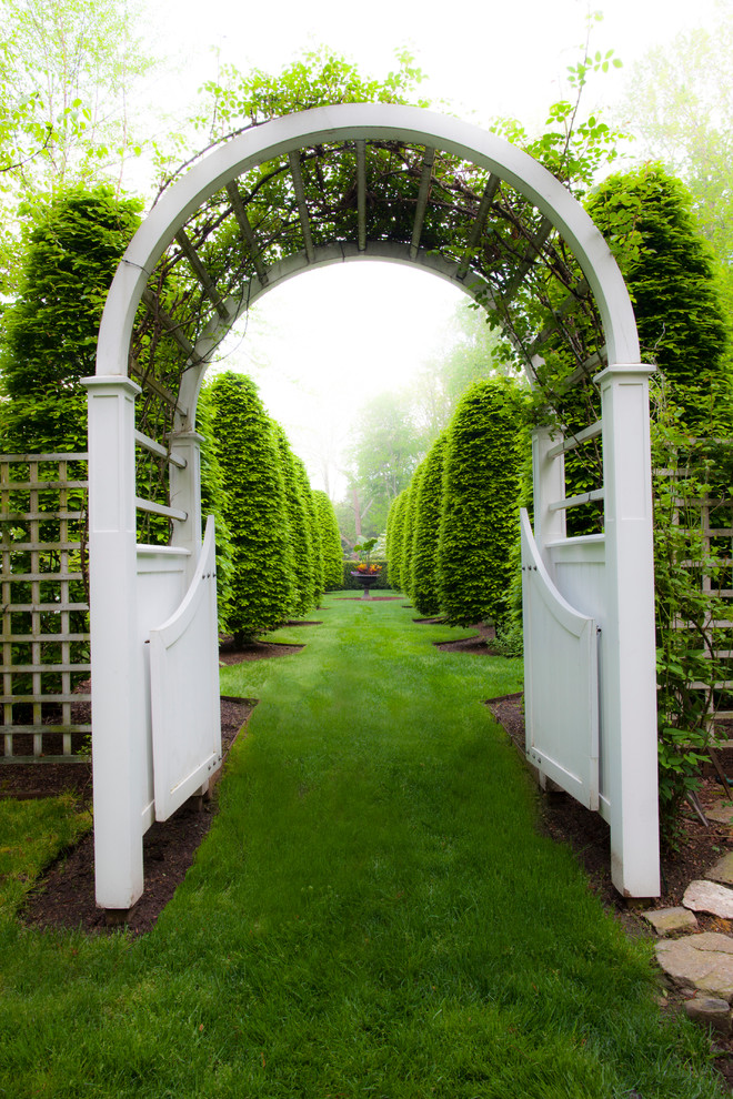 Idee per un giardino formale chic esposto a mezz'ombra di medie dimensioni e dietro casa in primavera con un ingresso o sentiero