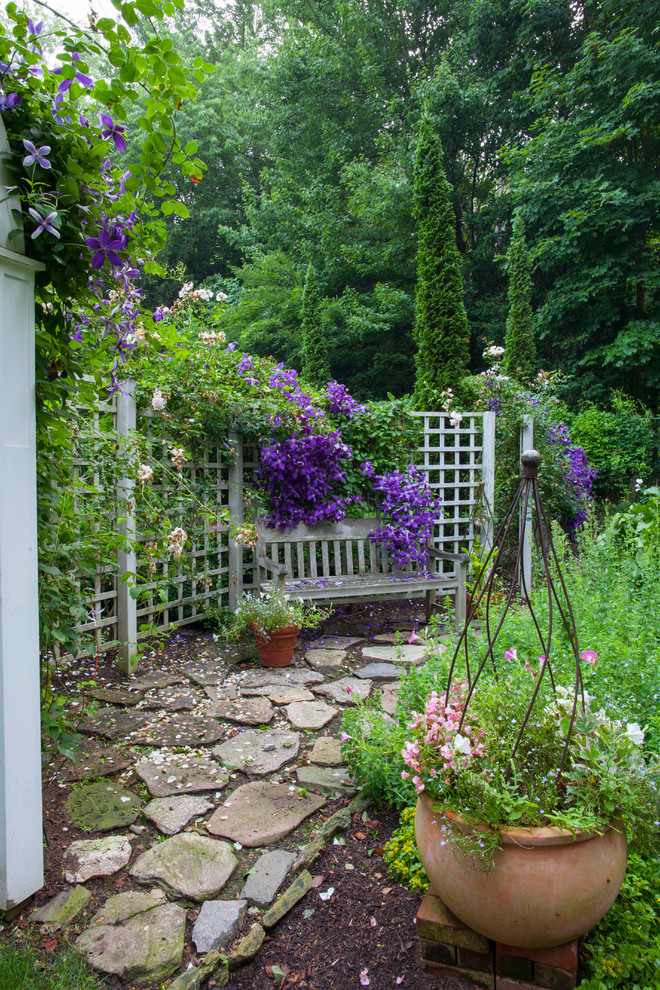 Ejemplo de camino de jardín tradicional de tamaño medio en patio trasero con jardín francés, exposición parcial al sol y adoquines de piedra natural