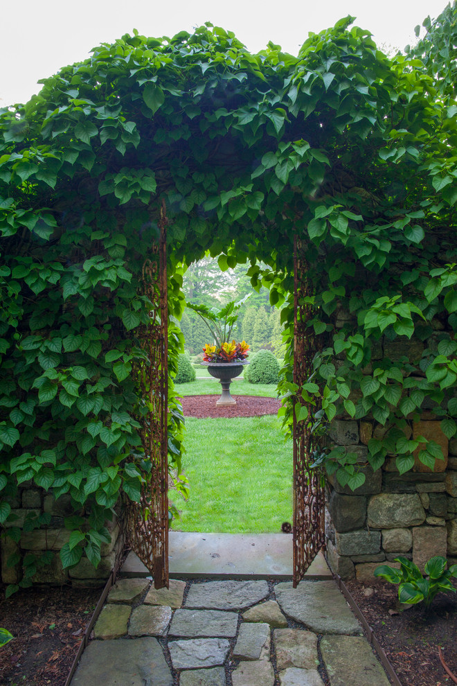Geometrischer, Mittelgroßer, Halbschattiger Klassischer Gartenweg hinter dem Haus, im Frühling mit Natursteinplatten in New York