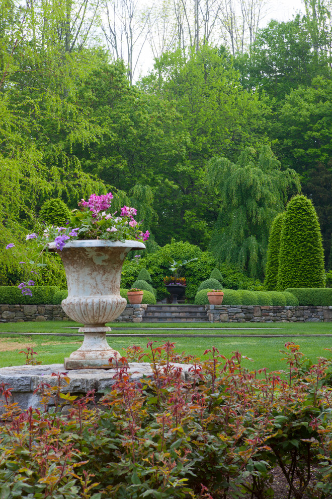 Immagine di un giardino classico esposto a mezz'ombra di medie dimensioni e dietro casa