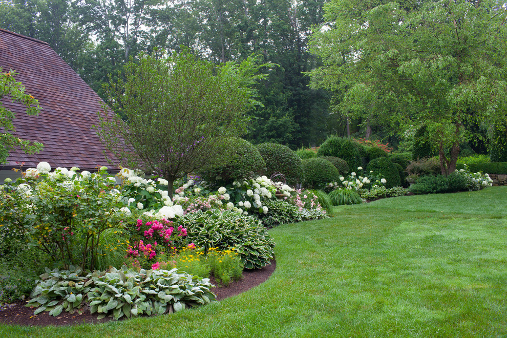 Пример оригинального дизайна: участок и сад среднего размера на заднем дворе в классическом стиле с полуденной тенью