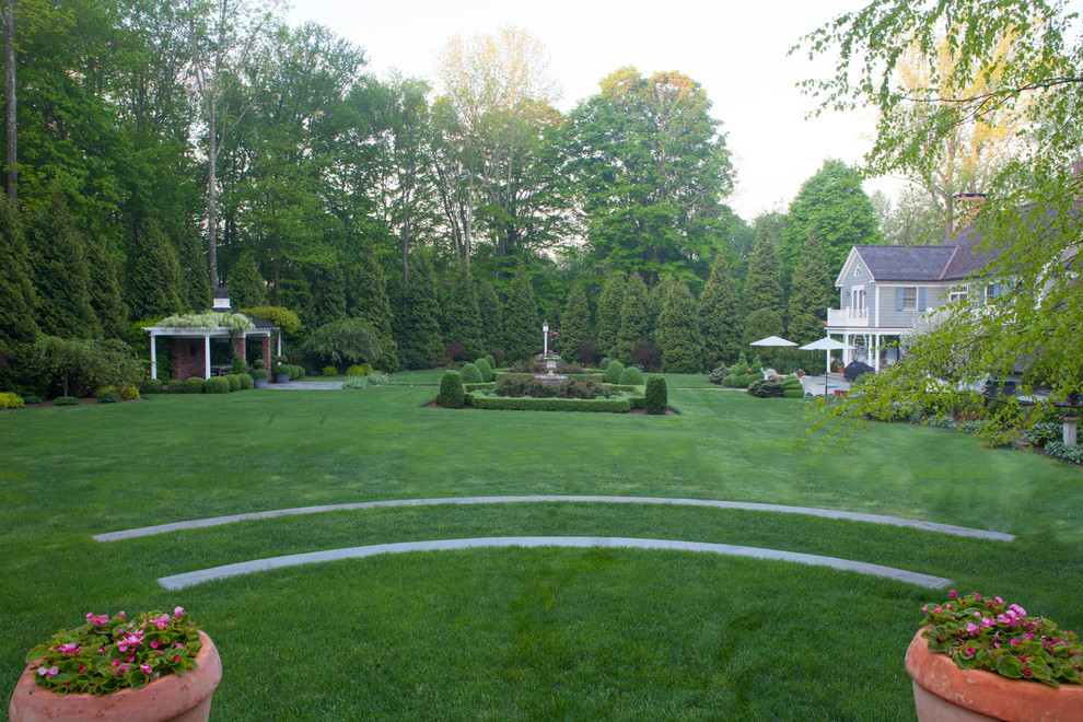 Источник вдохновения для домашнего уюта: регулярный сад среднего размера на заднем дворе в классическом стиле с полуденной тенью