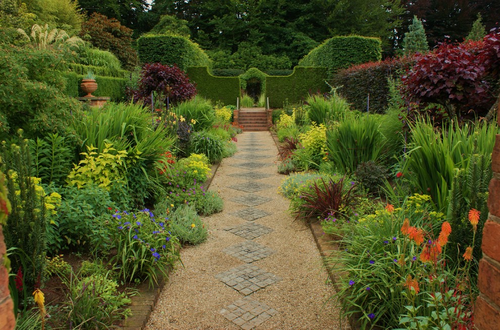Свежая идея для дизайна: участок и сад на заднем дворе в классическом стиле с покрытием из гравия - отличное фото интерьера