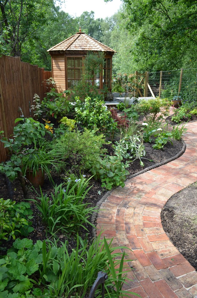 На фото: маленький тенистый, летний участок и сад на заднем дворе в классическом стиле для на участке и в саду