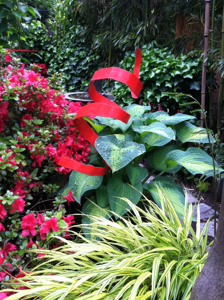 Halbschattiger, Kleiner Stilmix Garten im Sommer in Seattle