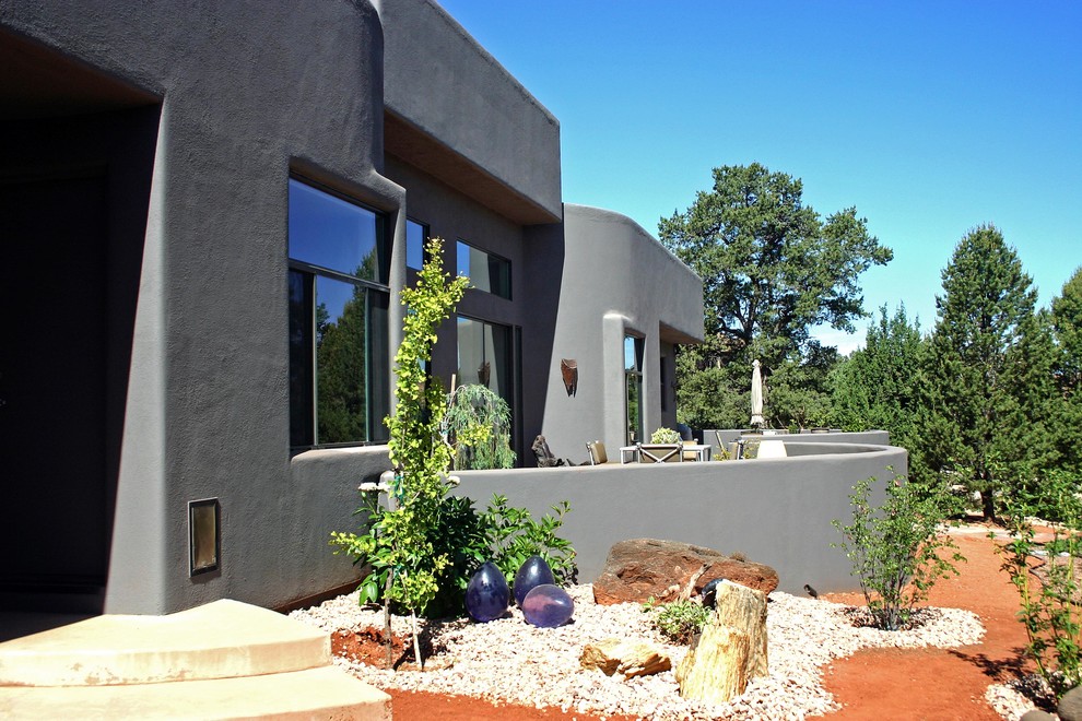 Immagine di un giardino xeriscape stile americano esposto in pieno sole di medie dimensioni e davanti casa con ghiaia