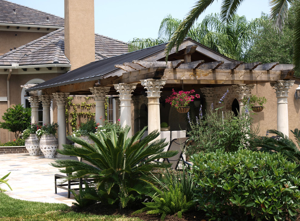 ヒューストンにある地中海スタイルのおしゃれな裏庭 (天然石敷き) の写真