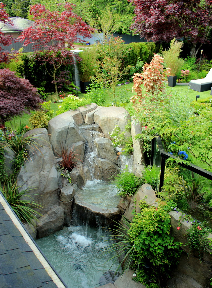 Пример оригинального дизайна: маленький садовый фонтан на заднем дворе в классическом стиле с полуденной тенью и покрытием из каменной брусчатки для на участке и в саду