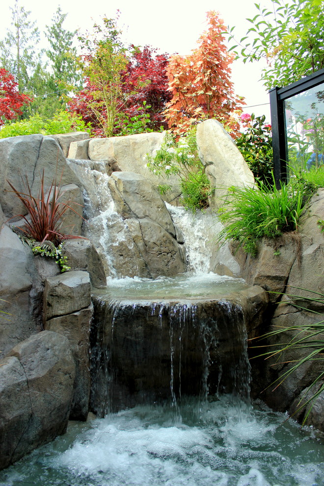 Пример оригинального дизайна: маленький садовый фонтан на заднем дворе в классическом стиле с полуденной тенью и покрытием из каменной брусчатки для на участке и в саду