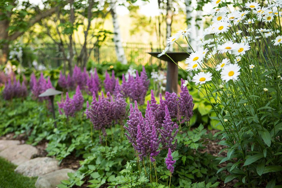 На фото: весенний регулярный сад среднего размера на заднем дворе в классическом стиле с полуденной тенью