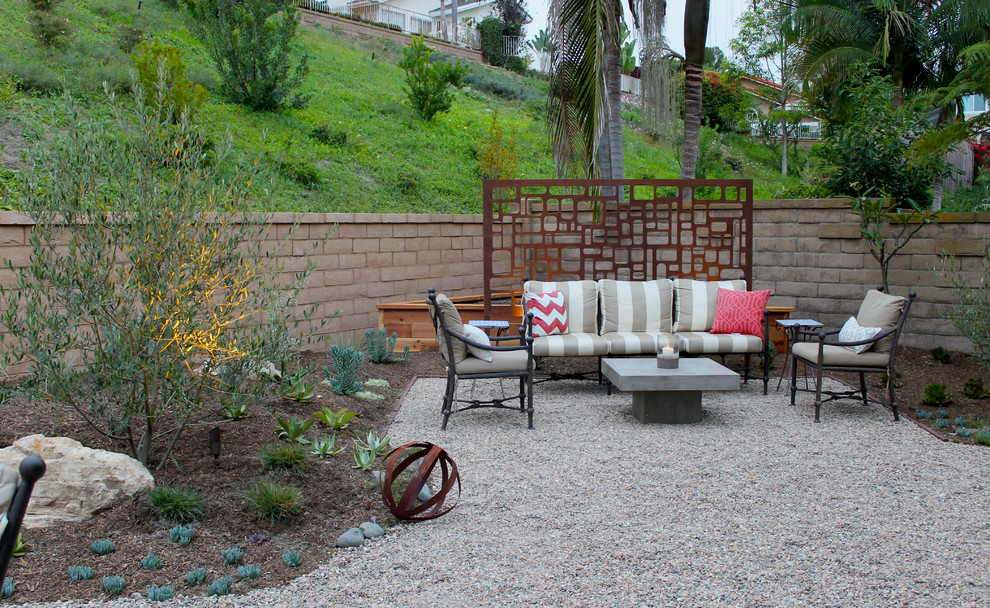 Ispirazione per un grande giardino xeriscape design esposto in pieno sole dietro casa con ghiaia