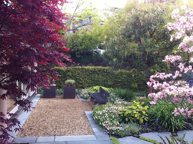 Modelo de jardín clásico en primavera en patio delantero con parterre de flores, exposición parcial al sol y granito descompuesto