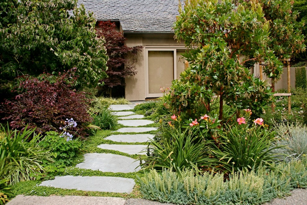 Идея дизайна: весенний участок и сад на переднем дворе в классическом стиле с клумбами, полуденной тенью и покрытием из гранитной крошки