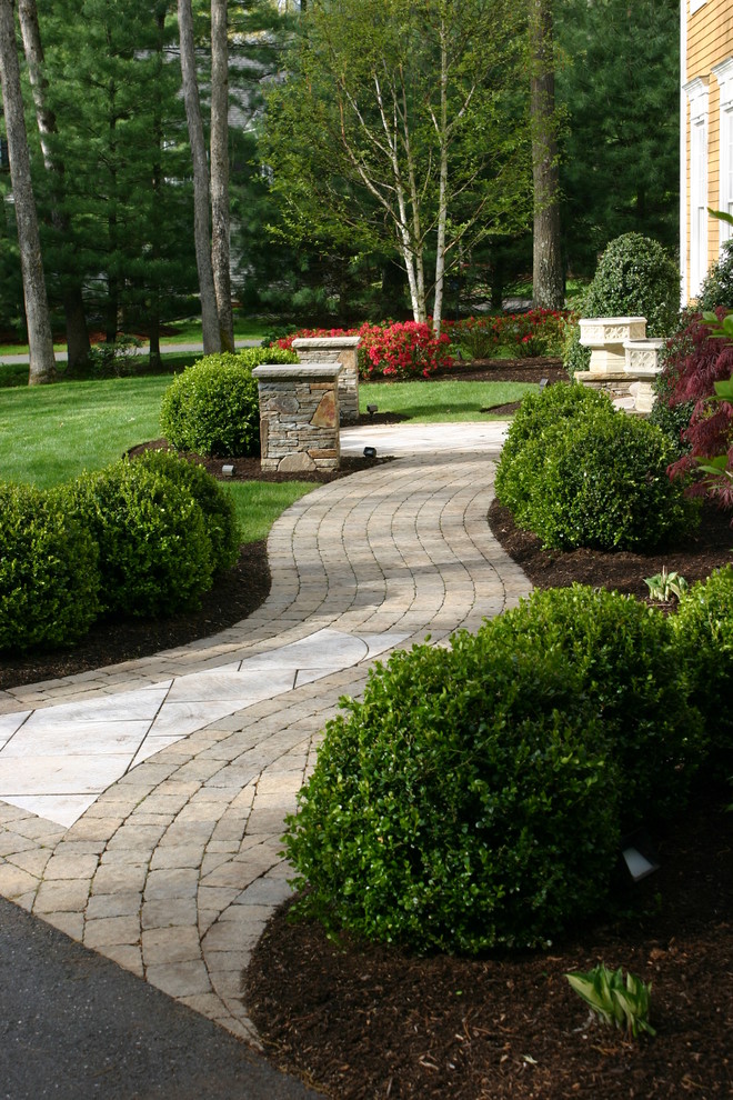 Пример оригинального дизайна: весенний участок и сад среднего размера на переднем дворе в классическом стиле с подъездной дорогой, садовой дорожкой или калиткой, полуденной тенью и мощением клинкерной брусчаткой