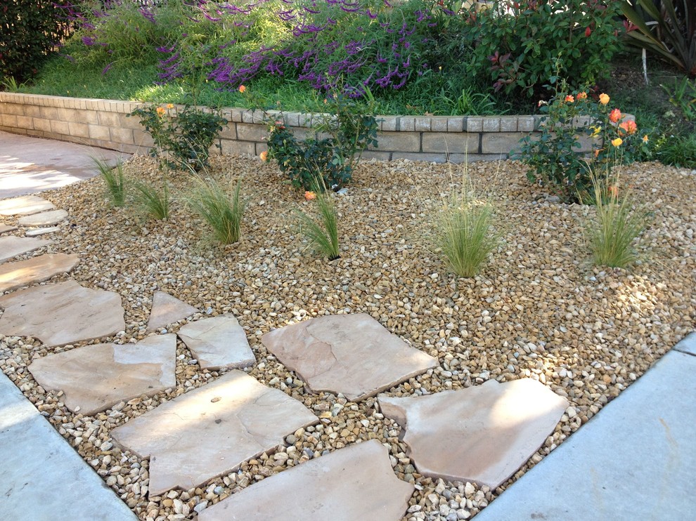 Inspiration for a mid-sized traditional shade backyard concrete paver landscaping in Los Angeles for spring.