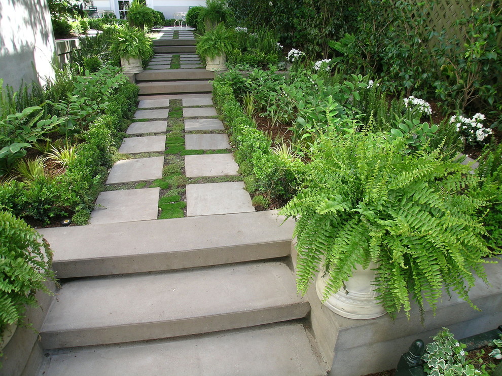 Photo of a traditional retaining wall landscape in San Francisco.