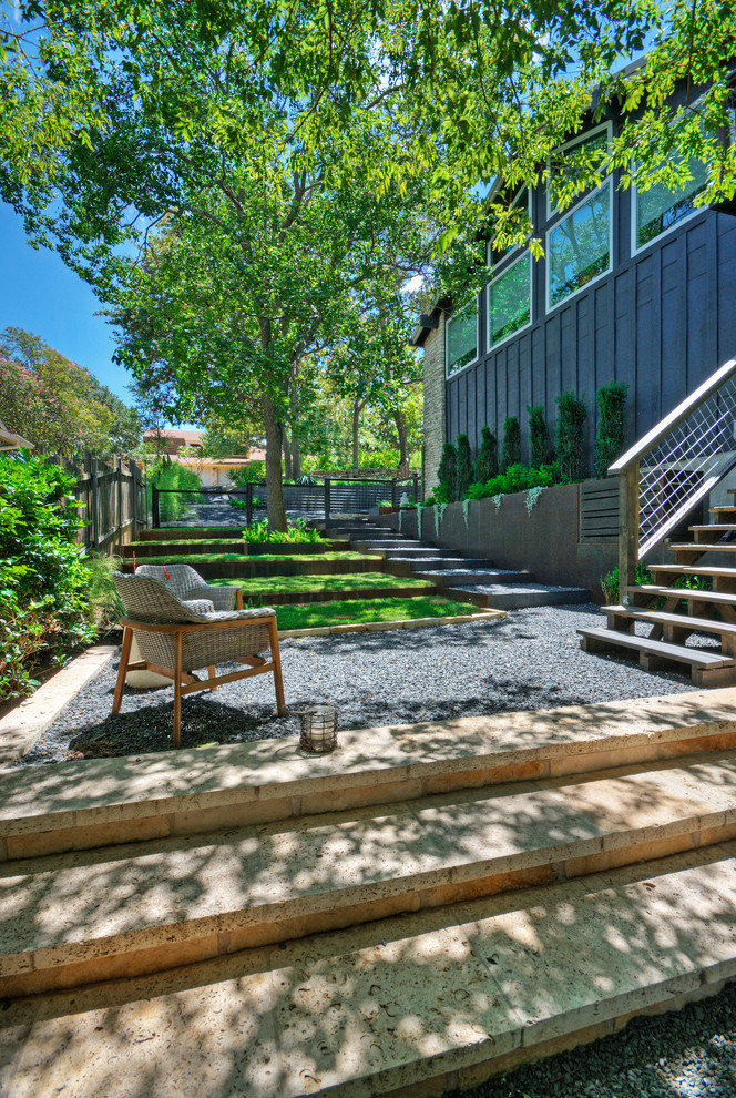 Großer, Schattiger Moderner Garten im Frühling, hinter dem Haus in Austin