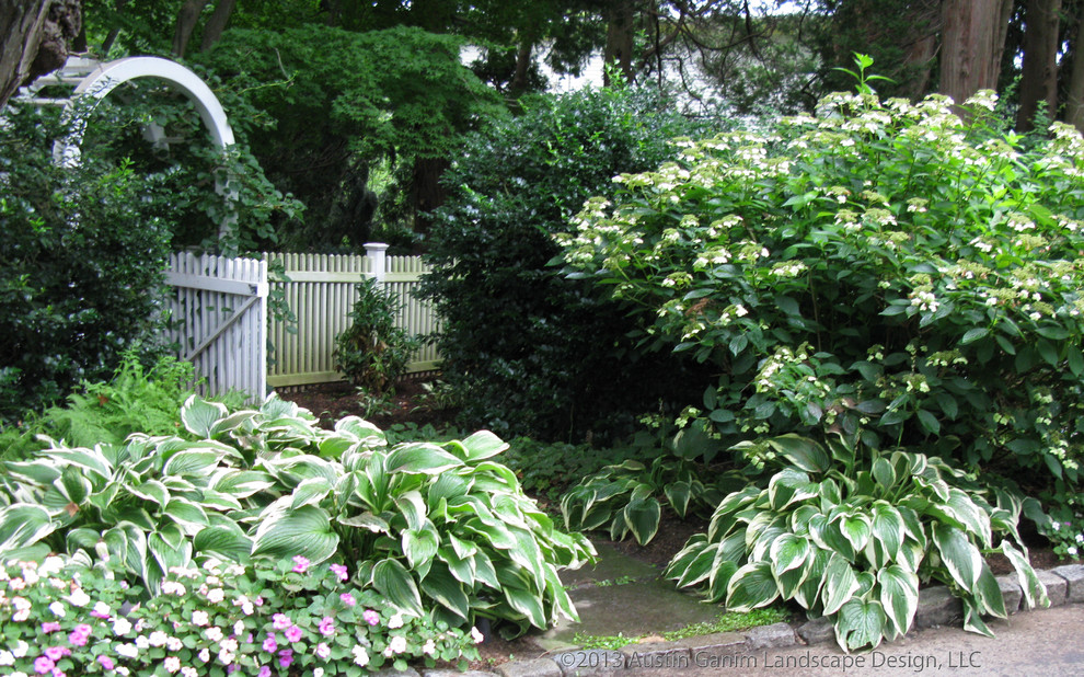 Inspiration for a traditional garden in Bridgeport.