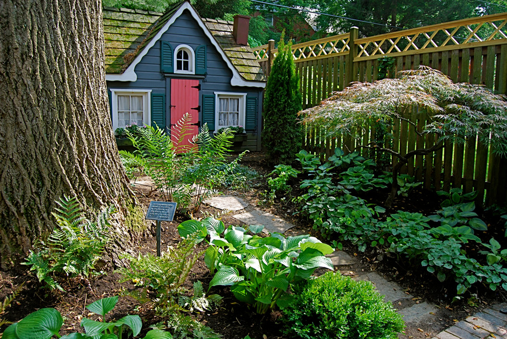 Imagen de jardín ecléctico en patio delantero con exposición total al sol y adoquines de hormigón
