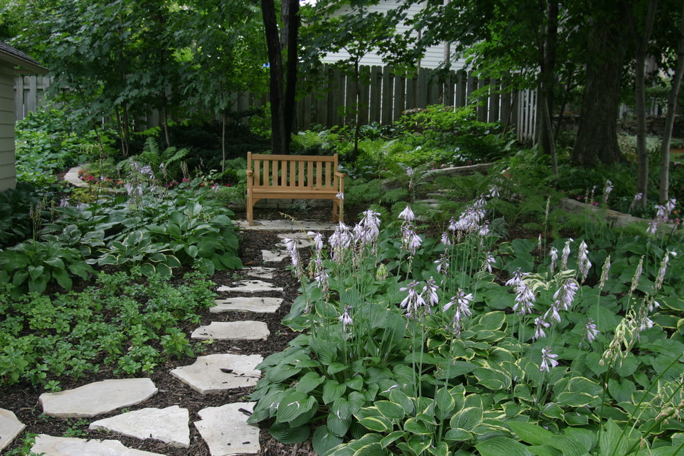 Mittelgroßer, Schattiger, Geometrischer Klassischer Gartenweg hinter dem Haus mit Natursteinplatten in Minneapolis