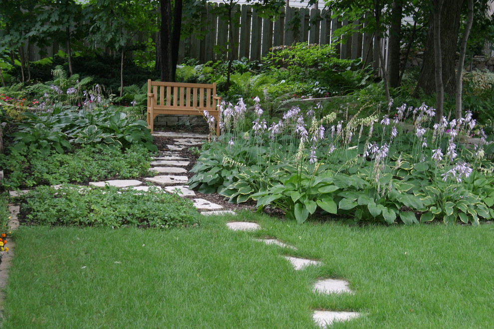 Mittelgroßer, Schattiger, Geometrischer Klassischer Gartenweg hinter dem Haus mit Natursteinplatten in Minneapolis
