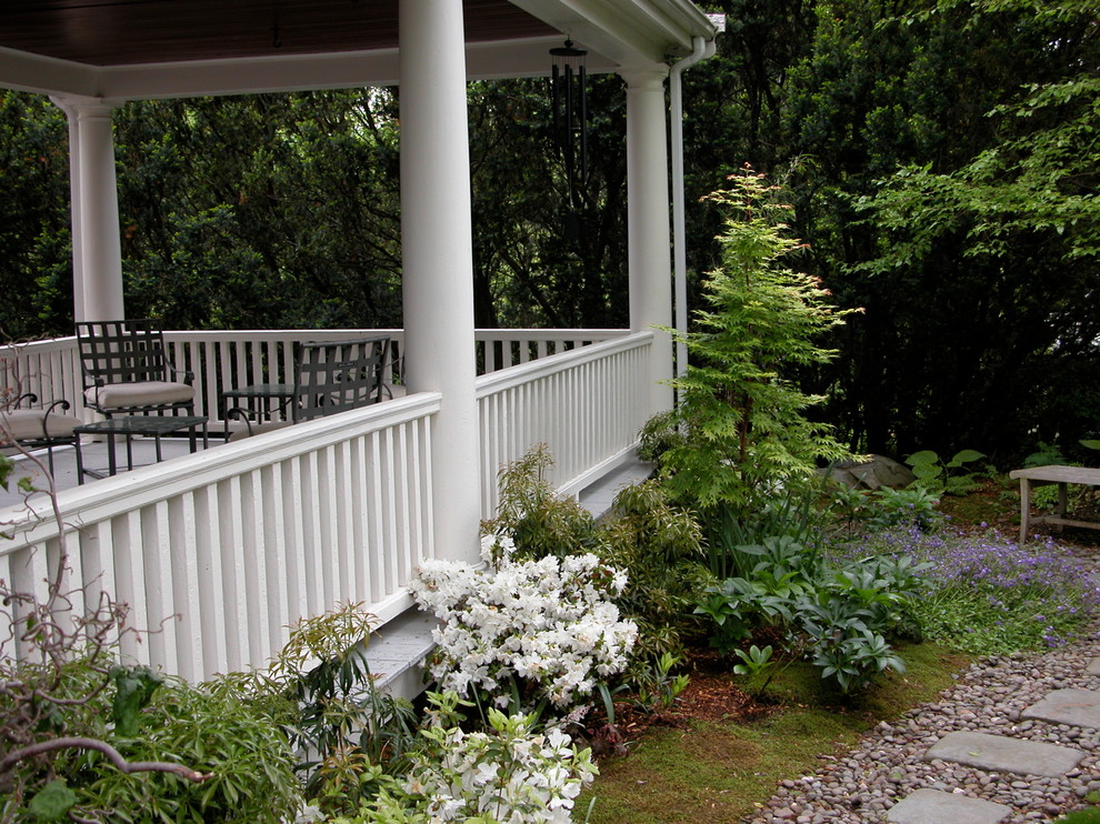 Esempio di un giardino etnico esposto in pieno sole di medie dimensioni e dietro casa in primavera con un ingresso o sentiero e pavimentazioni in pietra naturale