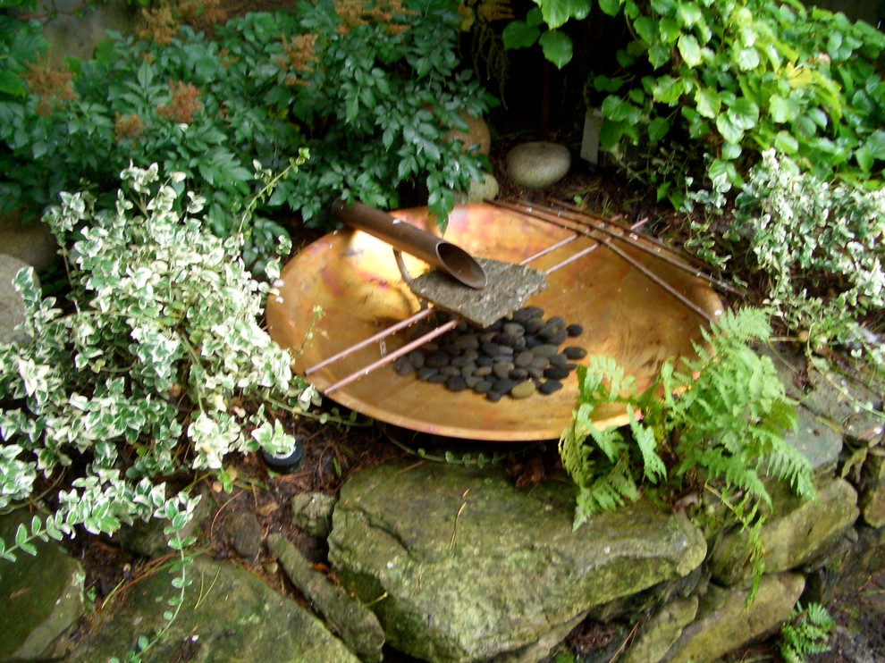 Modelo de camino de jardín asiático de tamaño medio en patio trasero con exposición total al sol y adoquines de piedra natural