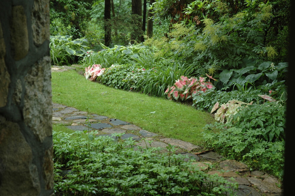 Источник вдохновения для домашнего уюта: большой участок и сад на заднем дворе в классическом стиле с садовой дорожкой или калиткой, полуденной тенью и покрытием из каменной брусчатки