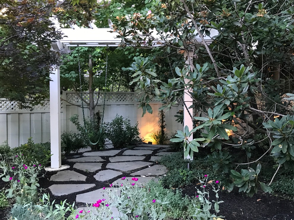 Imagen de jardín tradicional renovado en patio trasero con adoquines de piedra natural