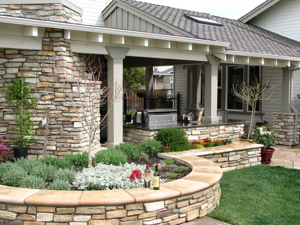 На фото: участок и сад на заднем дворе в стиле неоклассика (современная классика) с покрытием из каменной брусчатки с