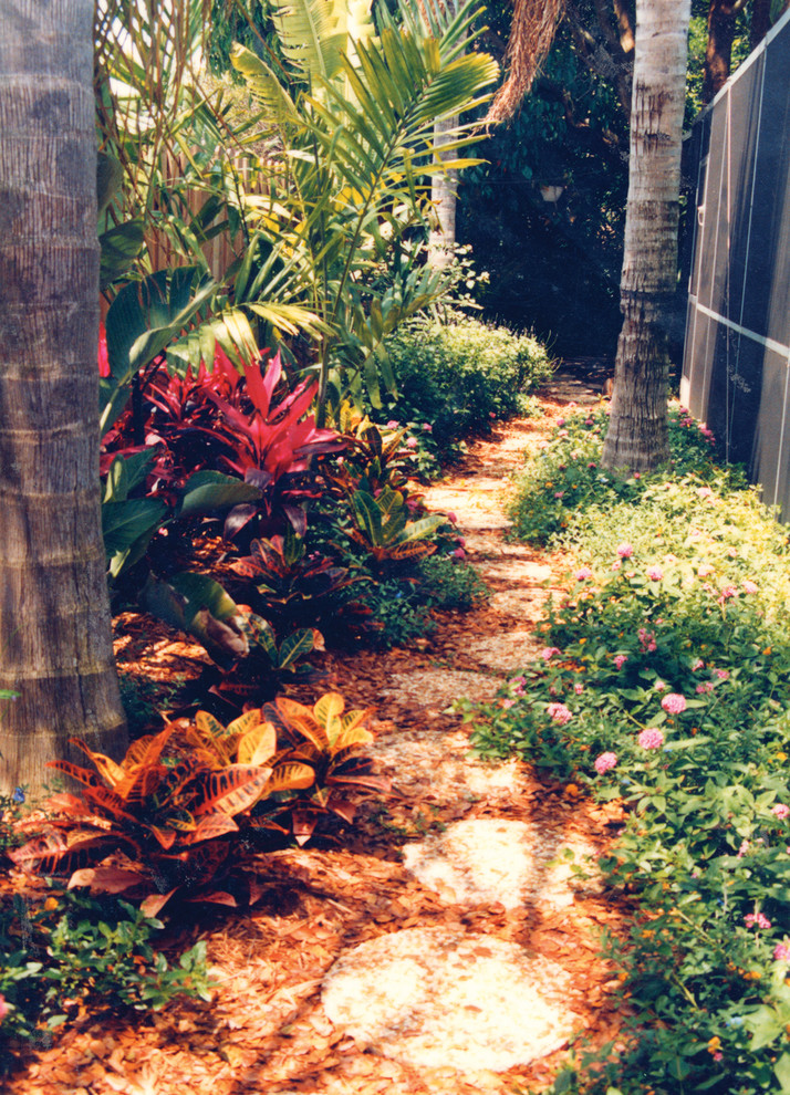 Inspiration for a small world-inspired back fully shaded garden in Miami.