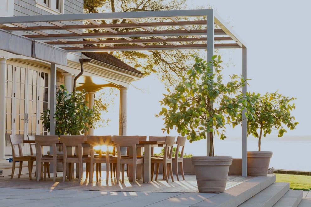 Moderner Garten hinter dem Haus mit direkter Sonneneinstrahlung und Dielen in New York