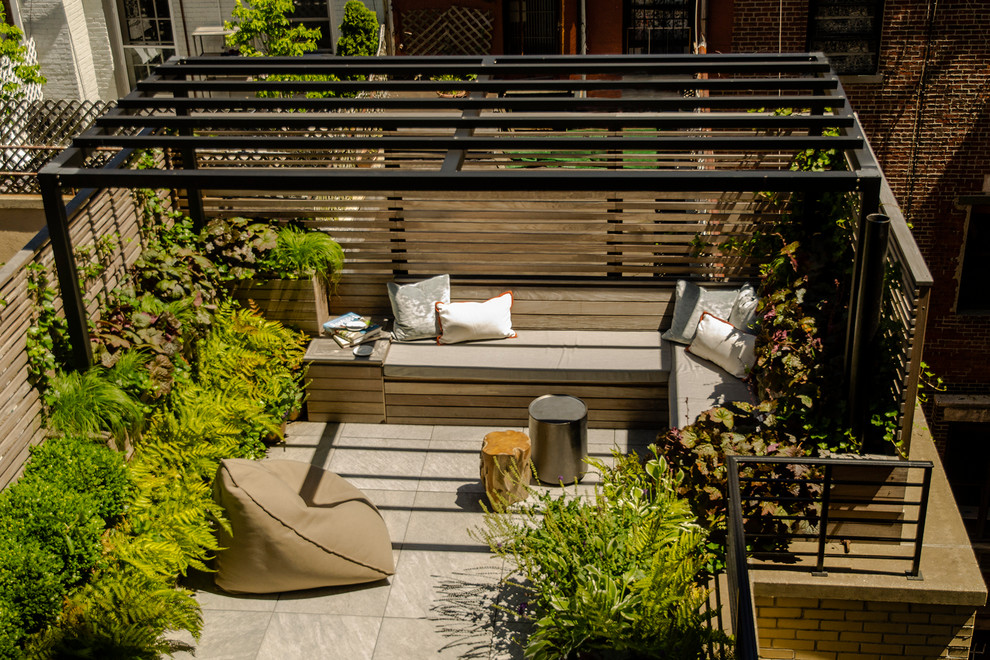 Réalisation d'un jardin sur toit design avec une exposition partiellement ombragée et une terrasse en bois.