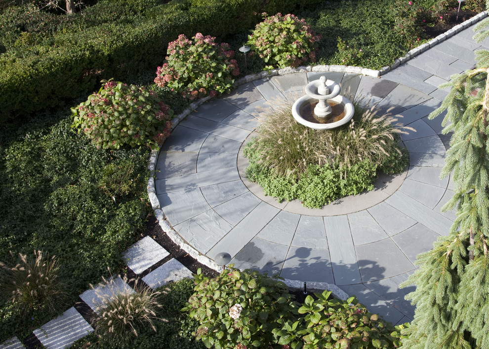 Свежая идея для дизайна: садовый фонтан на заднем дворе в классическом стиле с покрытием из каменной брусчатки - отличное фото интерьера