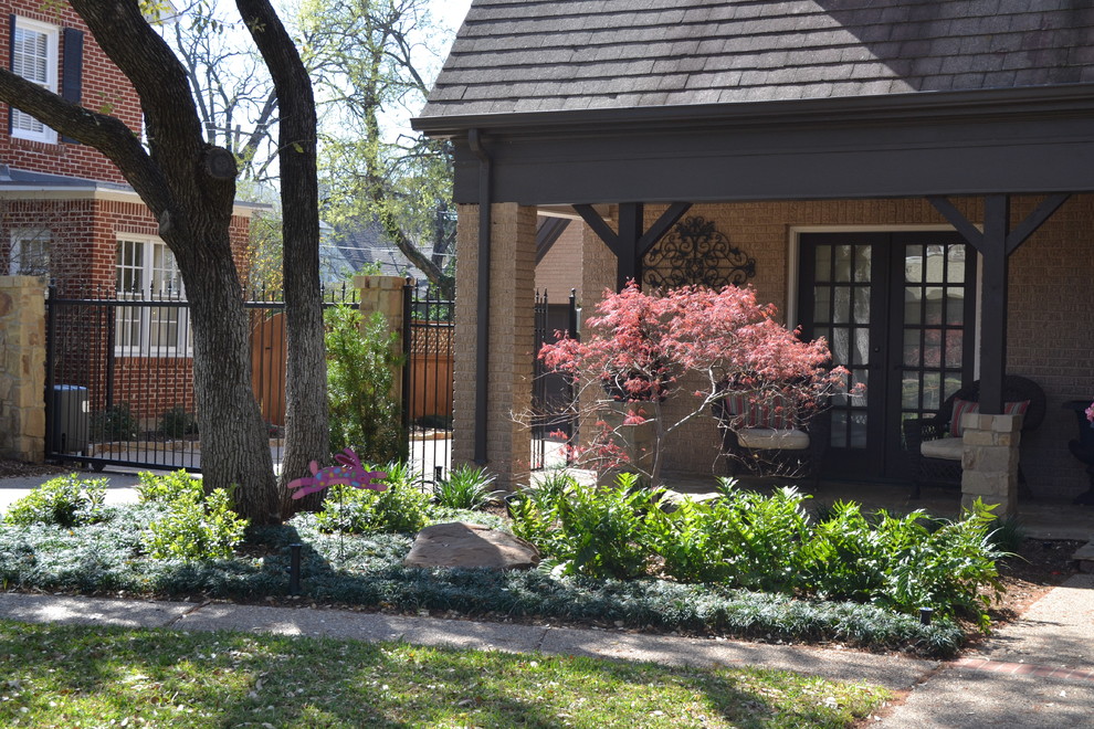 Design ideas for a small traditional front fully shaded garden in Dallas.