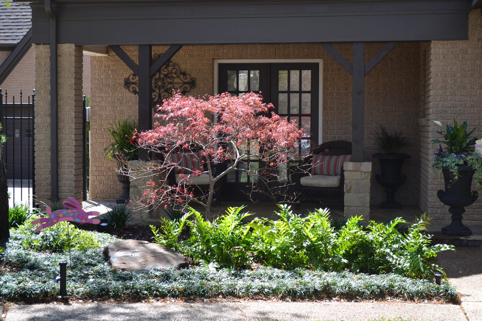 Пример оригинального дизайна: маленький тенистый участок и сад на переднем дворе в классическом стиле для на участке и в саду