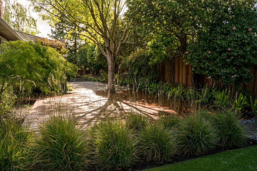Ispirazione per un giardino contemporaneo esposto a mezz'ombra di medie dimensioni e dietro casa con pedane