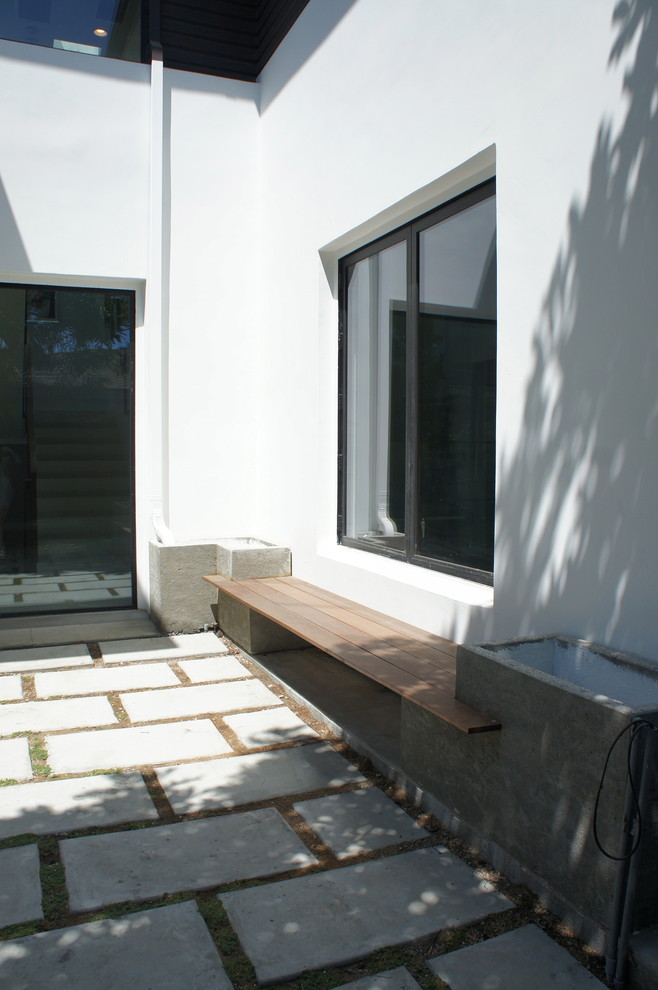 Foto di un piccolo campo sportivo esterno minimal esposto in pieno sole in cortile con pavimentazioni in cemento