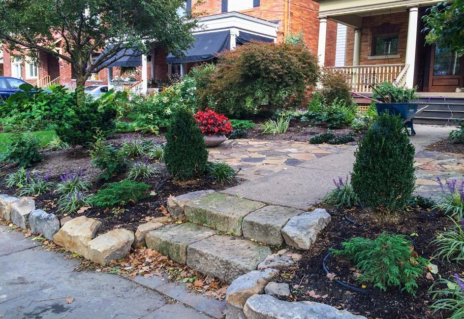 Foto di un piccolo giardino formale chic esposto in pieno sole davanti casa in estate con un ingresso o sentiero e pavimentazioni in pietra naturale