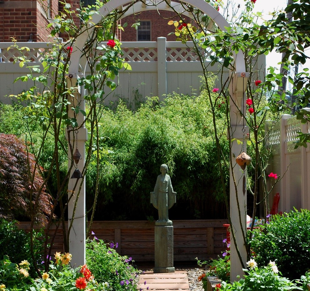 Esempio di un giardino classico esposto in pieno sole di medie dimensioni e sul tetto in estate con un giardino in vaso