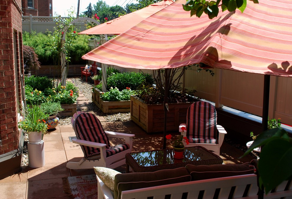 Foto di un giardino tradizionale esposto in pieno sole di medie dimensioni e sul tetto in estate con un giardino in vaso