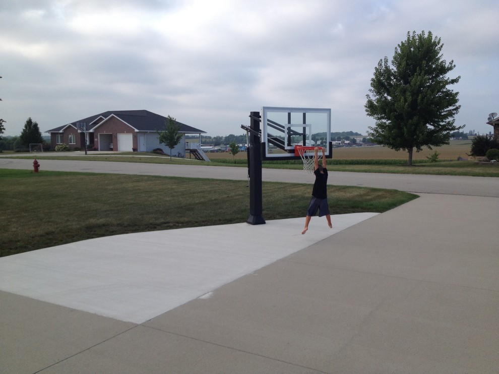 Design ideas for a large traditional front full sun garden in Cedar Rapids with an outdoor sport court.