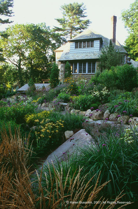 На фото: огромный солнечный, летний участок и сад на склоне в стиле фьюжн с садовой дорожкой или калиткой, хорошей освещенностью и покрытием из каменной брусчатки