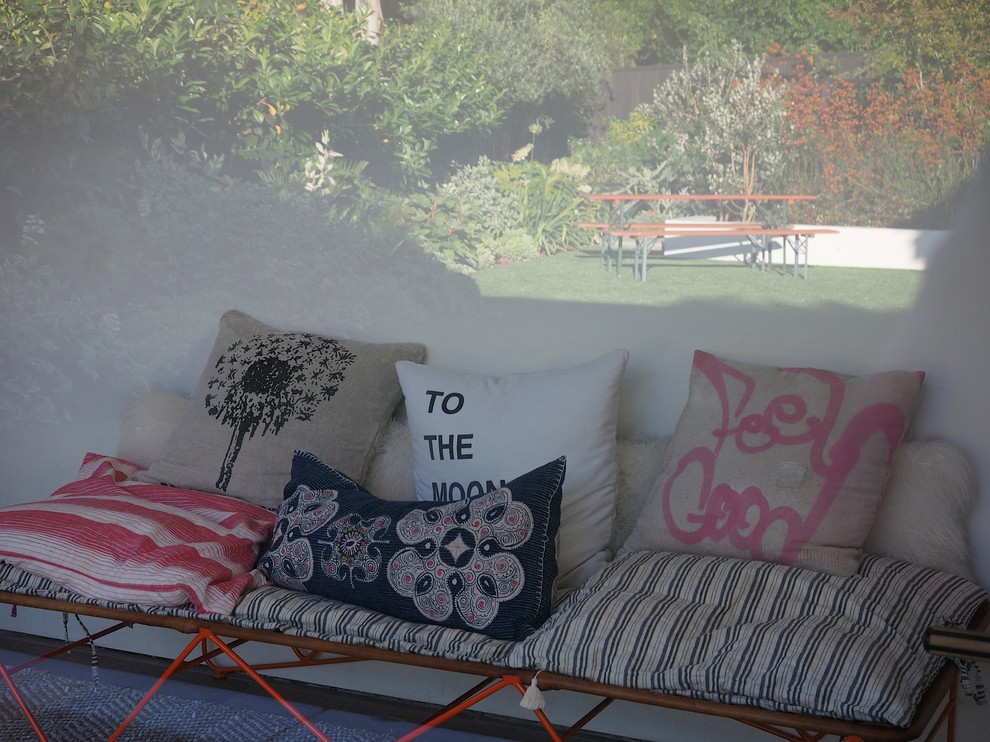 Immagine di un giardino xeriscape minimalista di medie dimensioni e dietro casa