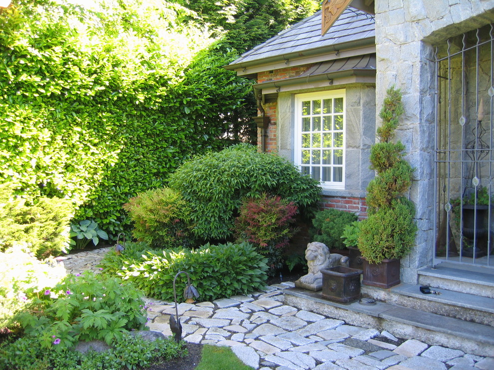 На фото: большой регулярный сад на заднем дворе в классическом стиле с полуденной тенью, покрытием из каменной брусчатки и садовой дорожкой или калиткой с