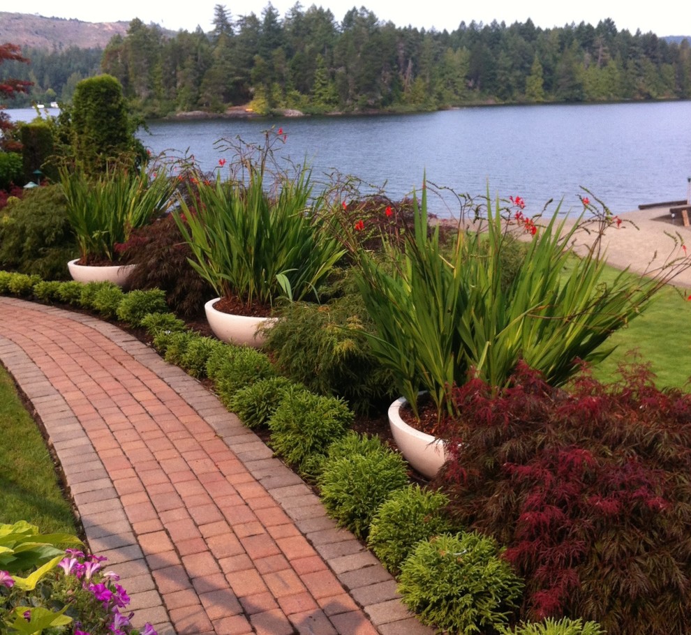 Rustikaler Garten mit Kübelpflanzen und Pflastersteinen in Vancouver