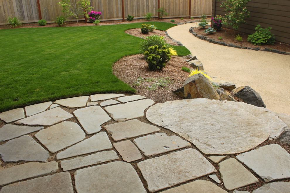 Exemple d'un jardin arrière tendance de taille moyenne avec un gravier de granite.
