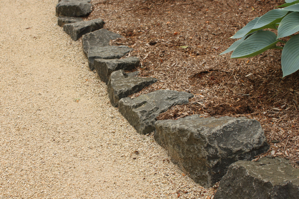 Cette photo montre un jardin arrière tendance de taille moyenne avec un gravier de granite.
