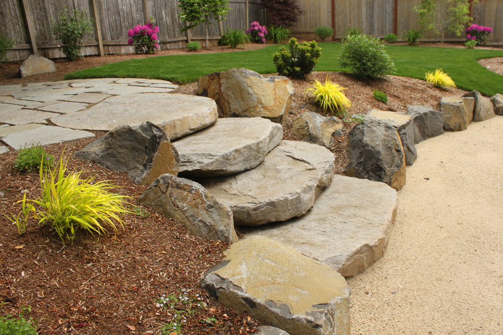 Immagine di un giardino design di medie dimensioni e dietro casa con graniglia di granito