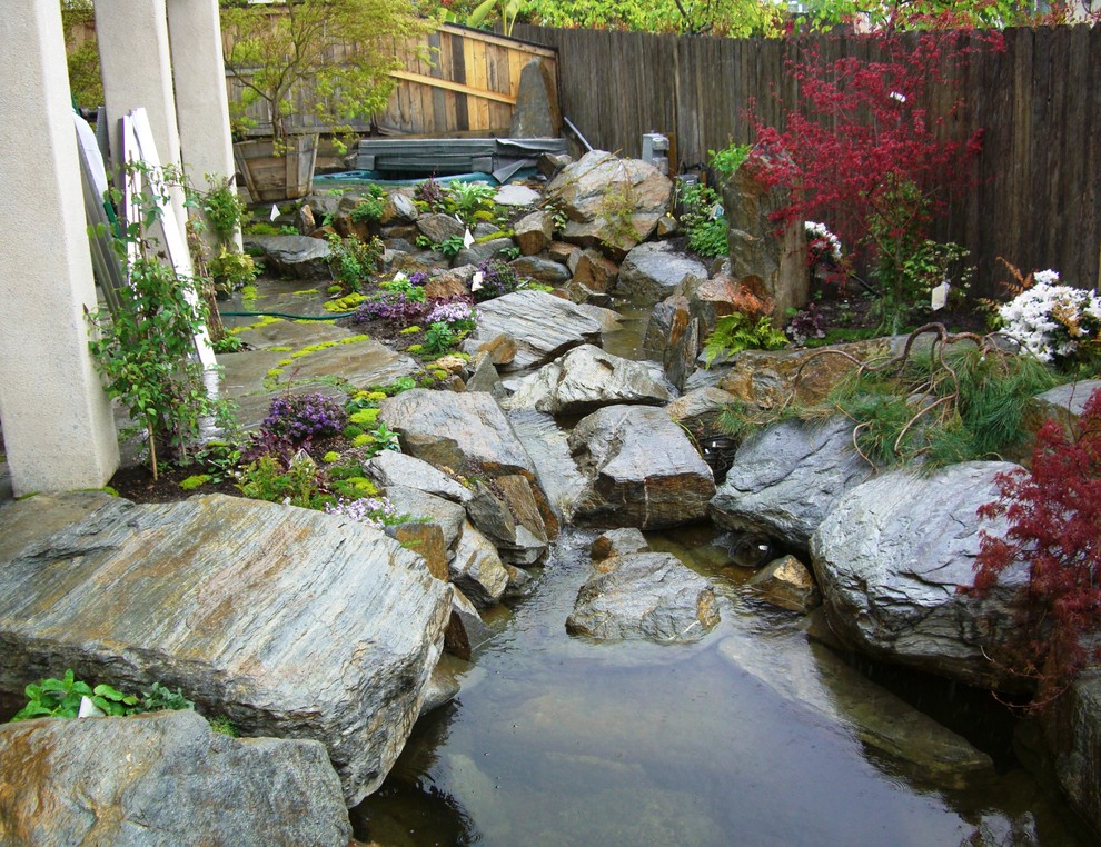 Kleiner, Geometrischer, Halbschattiger Asiatischer Gartenteich hinter dem Haus mit Natursteinplatten in San Luis Obispo